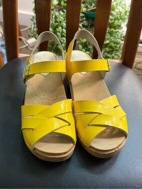 Hanna Andersson Women’s Bright Yellow Leather Sandals